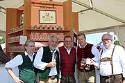 Die Bayerische Bierkönigin Sabine-Anna Ullrich 2016/2017 mit Landwirtschaftsminister Helmut Brunner bei der Vorstellung des Festivals 500 Jahre Bayerisches Reinheitsgebot (©Foto: Martin Schmitz)